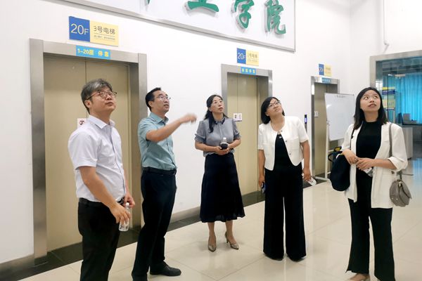 参观甘肃农业大学pg电子官方网站教学科研平台_副本.jpg
