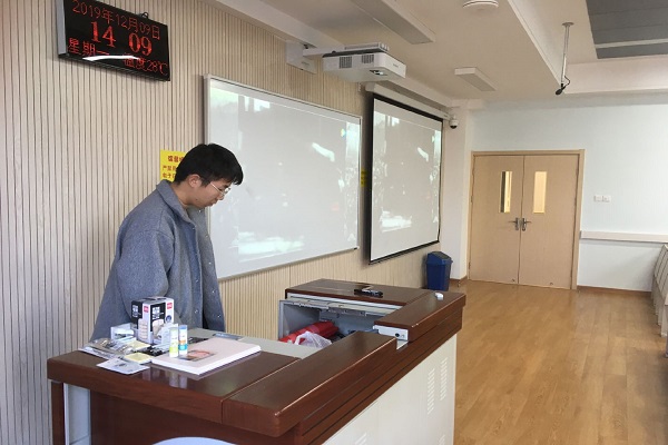 6ce79a2eab594d8a8f0ee8d4e7bce811.jpg 主持人讲解一二九运动.jpg